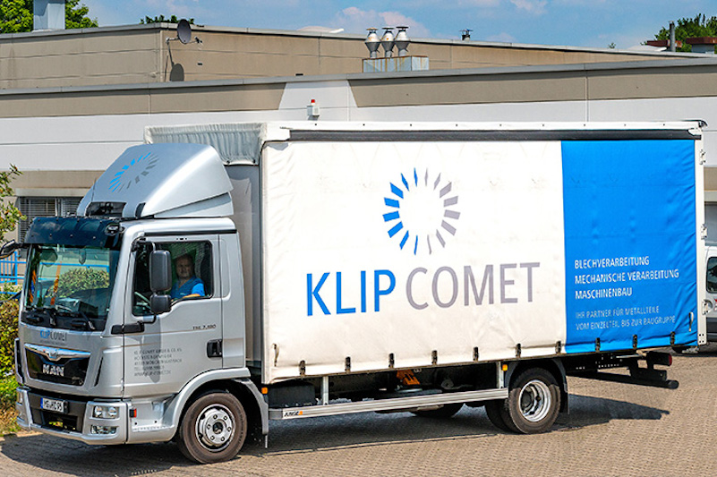Ein Lastkraftwagen mit dem Klip Comet Logo